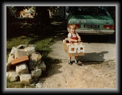 Stéphane à 4 ans... Je conduis ma première voiture fabriquée par Lionel... En arrière-plan la voiture de mes parents que j'ai jamais pu voir....